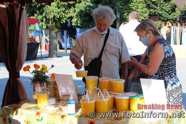KROPhoney fest, У Кропивницькому на ярмарку торгували бджолярі (фоторепортаж)